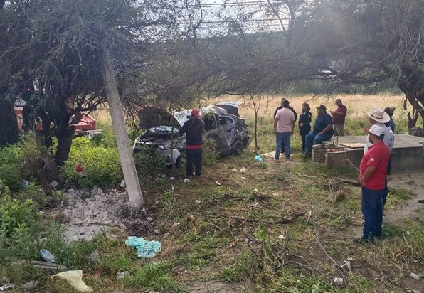 Tres heridos deja aparatoso accidente automovilístico en Tecamachalco