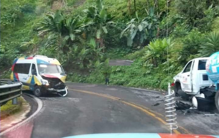 Pipa de gas y unidad del transporte público chocan de frente en Hueytamalco