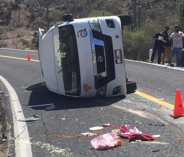Volcadura en la carretera Tehuacán-Huajuapan deja 10 pasajero lesionados  
