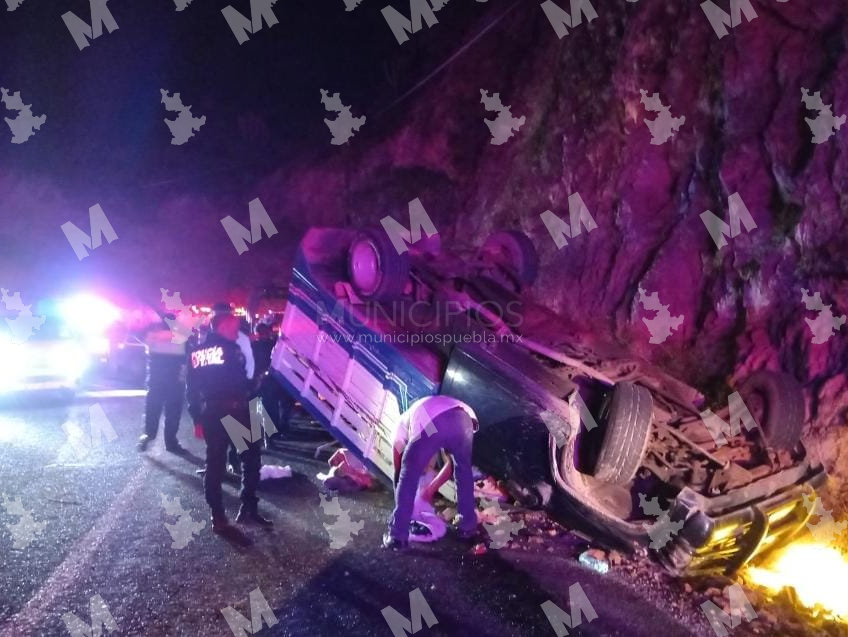 Seis lesionados en volcadura de una camioneta en Coxcatlán