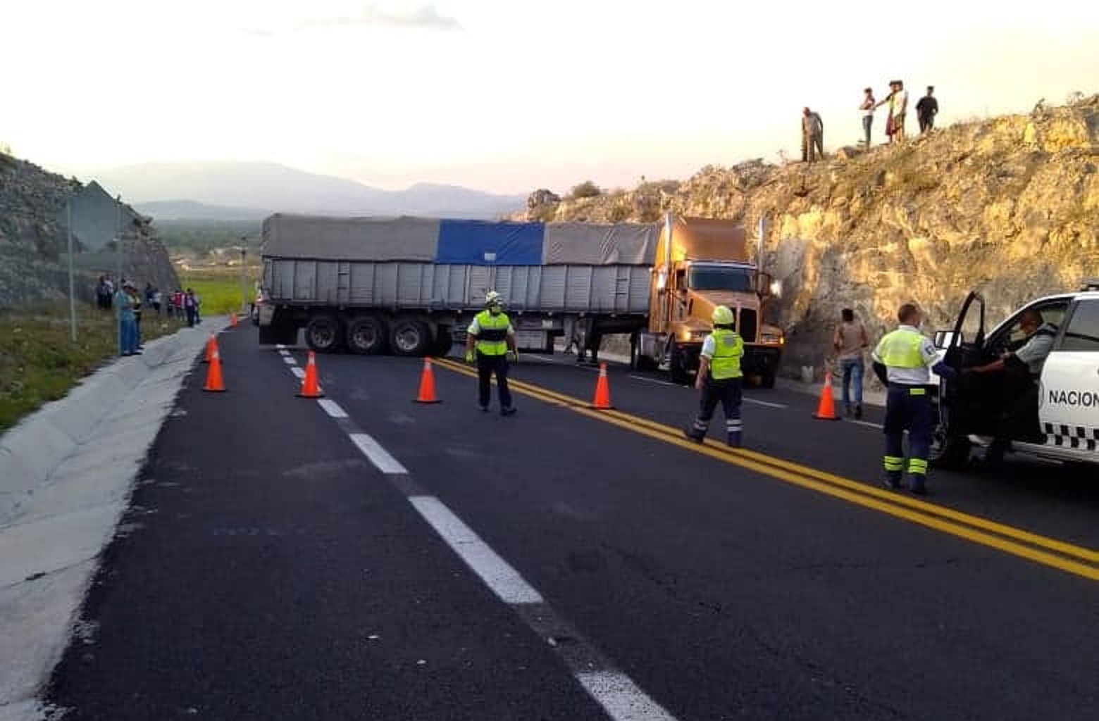 Choca tractocamión al quedarse sin frenos en la Cuacnopalan-Oaxaca