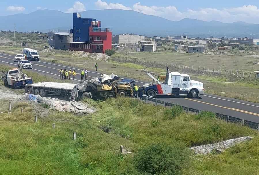 Conductor se queda dormido y termina con su tráiler destrozado en la Cuacnopalan-Oaxaca