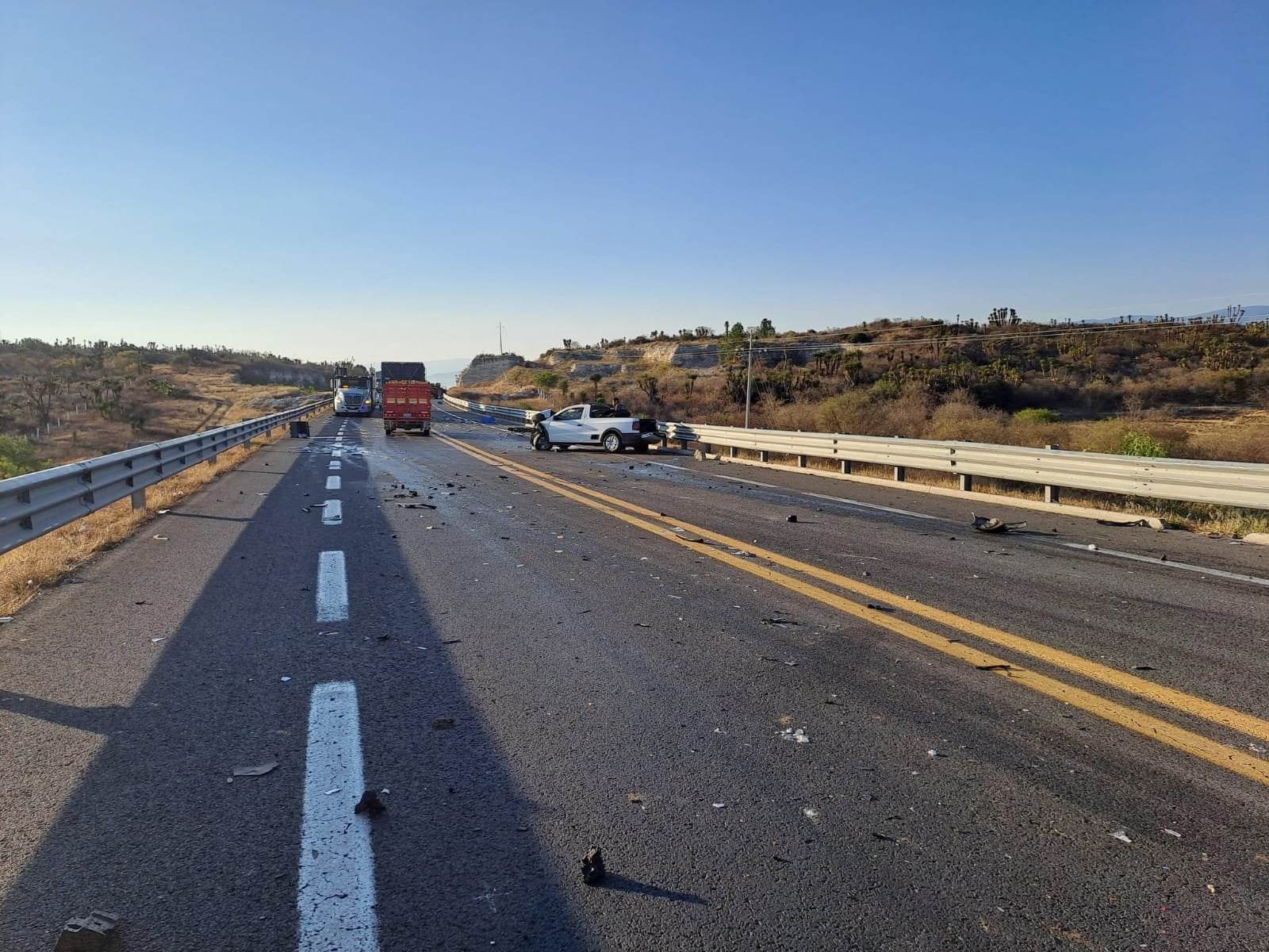 Accidente entre ADO y camioneta en la Cuacnopalan-Oaxaca, deja una persona lesionada 