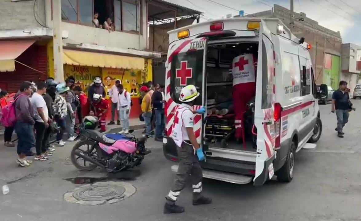 Pareja de motociclistas chocan contra camioneta en Tehuacán  