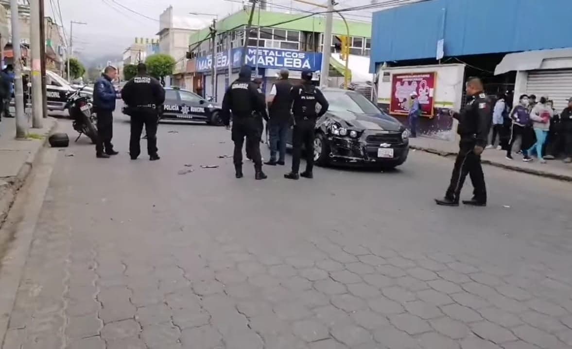 Policía termina fracturado tras chocar con un particular en Tehuacán