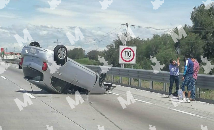 Tras viajar a exceso de velocidad sujeto vuelca auto en la Puebla-Orizaba