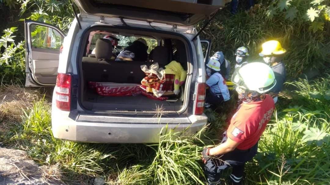 Seis lesionados tras caer camioneta en dren de Valsequillo en Tehuacán