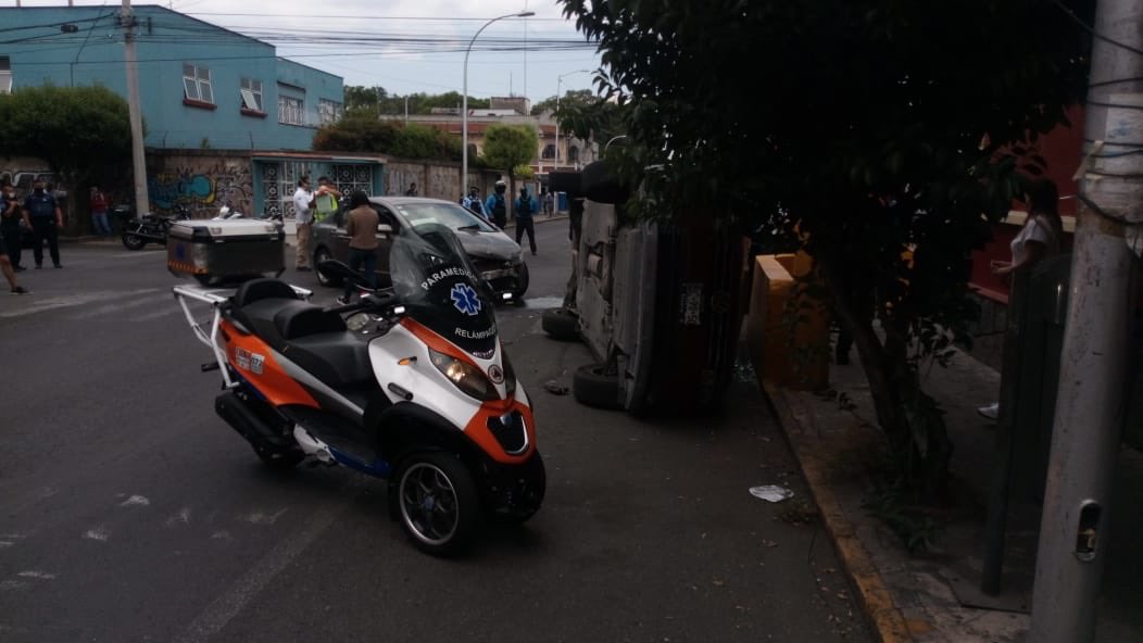 Personas atrapadas tras volcadura en El Carmen, de Puebla capital