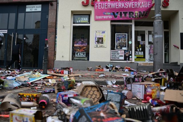 Tragedia en Alemania; explosiones de pirotecnia dejan víctimas mortales y policías heridos