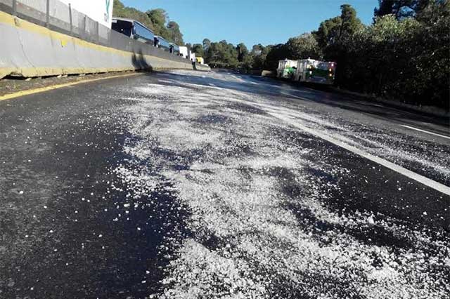 Se cristaliza asfalto de la Puebla-México y ocasiona 2 accidentes