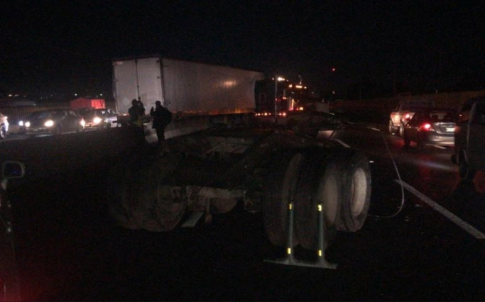 Provoca caos vial choque de tráiler en la México-Puebla