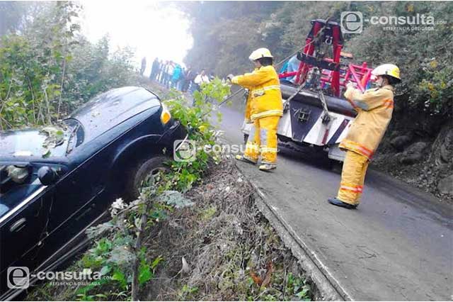 Cae a barranco camioneta en Huauchinango; hubo un herido