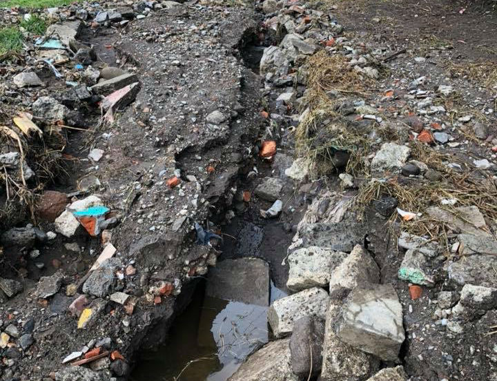 Vecinos de Atlixco se quejan de inundación de acequia