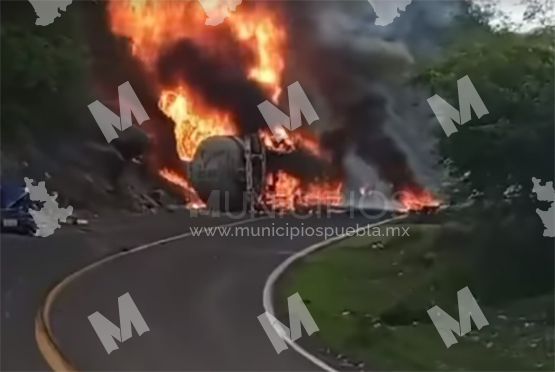 Se calcina pipa al chocar contra auto en la carretera Izúcar-Tehuitzingo  