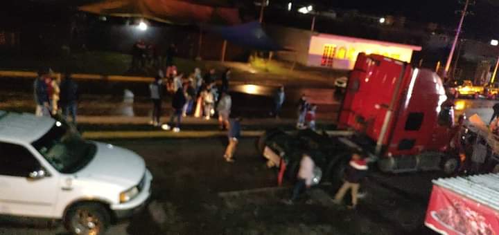 Tráiler embiste camioneta y patrulla en la federal Puebla-Tehuacán en Tepeaca 