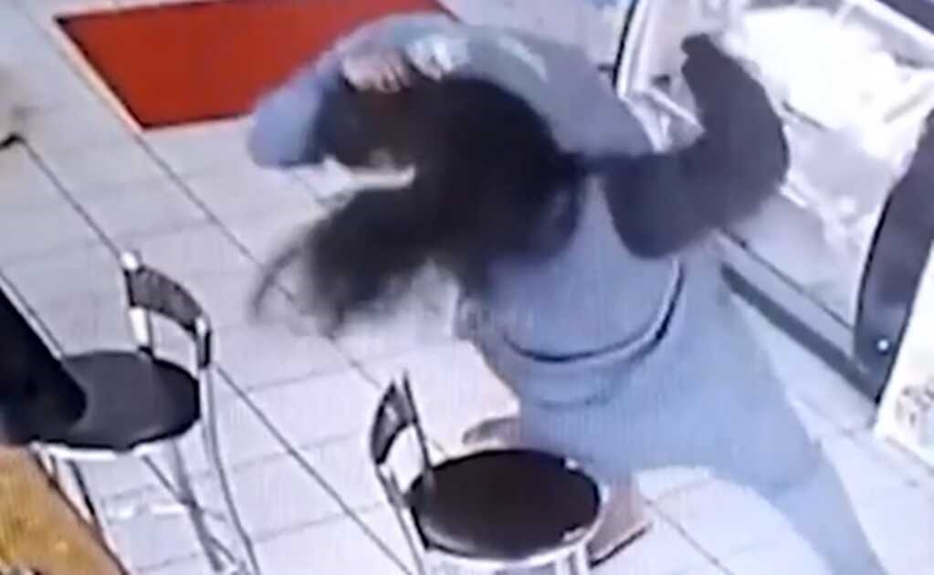 VIDEO Mujer se defiende de acosador y le da una paliza