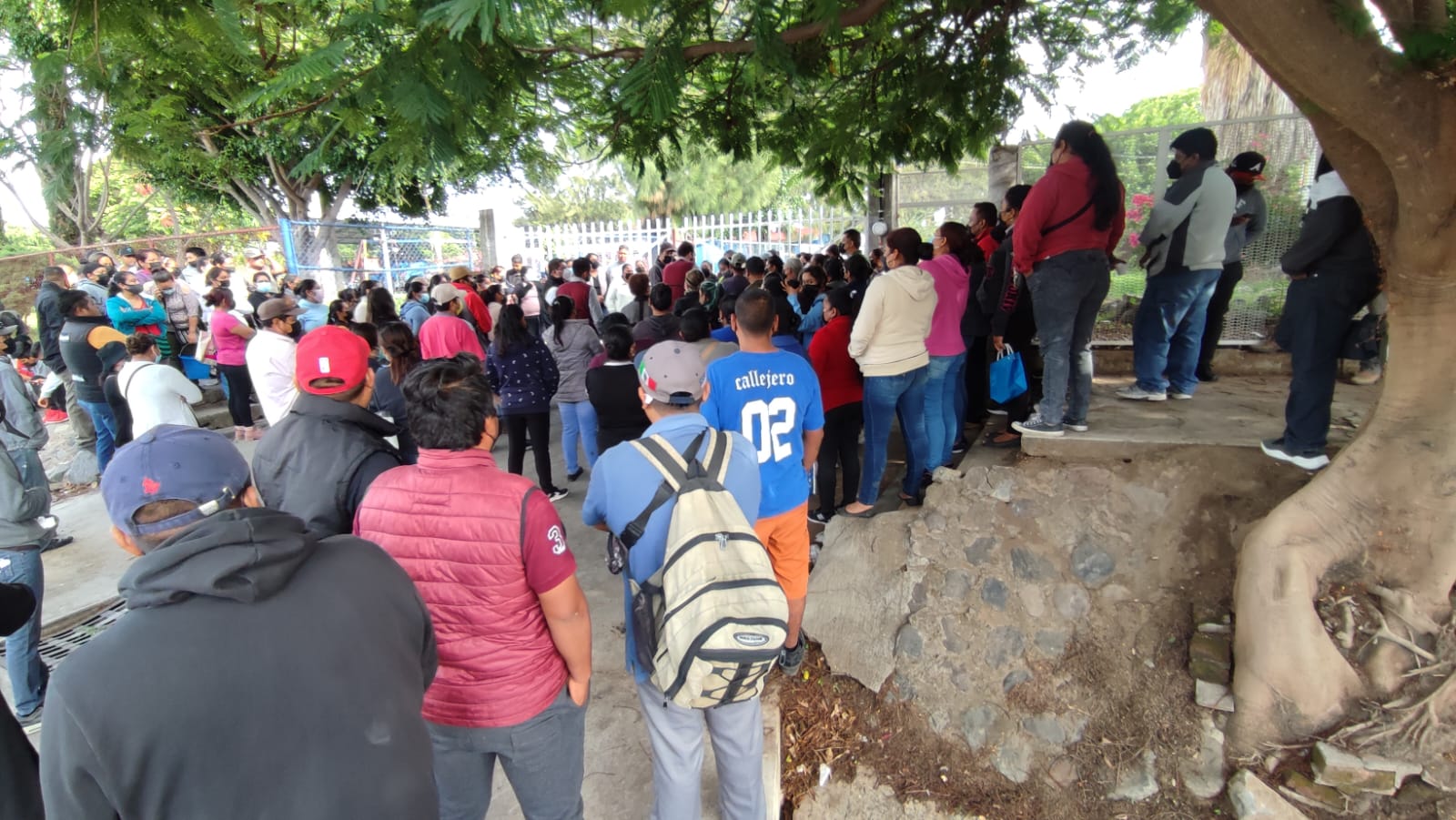 Padres de familia cierran escuela en Huaquechula por acoso sexual de maestro