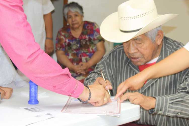 Suspenden a empleadas que falsificaron actas de nacimiento en Tehuacán