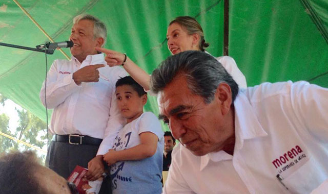 Ante AMLO, candidato de MORENA denuncia falta de dinero para campaña