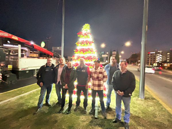 Ayuntamiento de Puebla adorna el bulevar Serdán con árbol hecho de nochebuenas