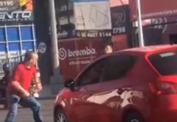 VIDEO Alfredo Adame se pelea otra vez en la calle y le vuelven a ganar