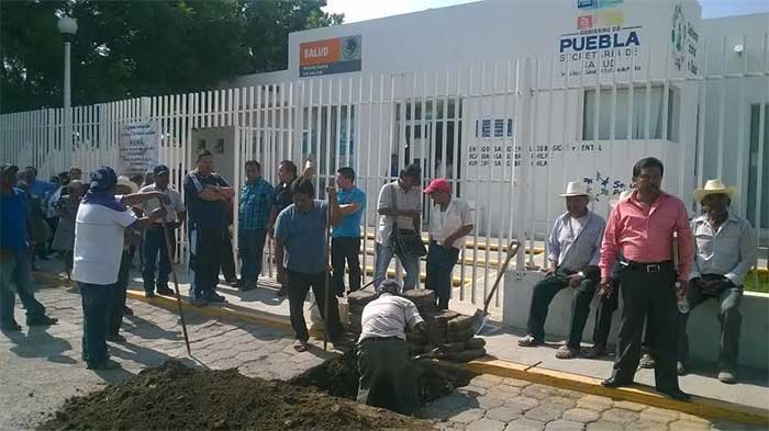 Por adeudar 675 pesos cortan agua a Centro de Salud de Chilac