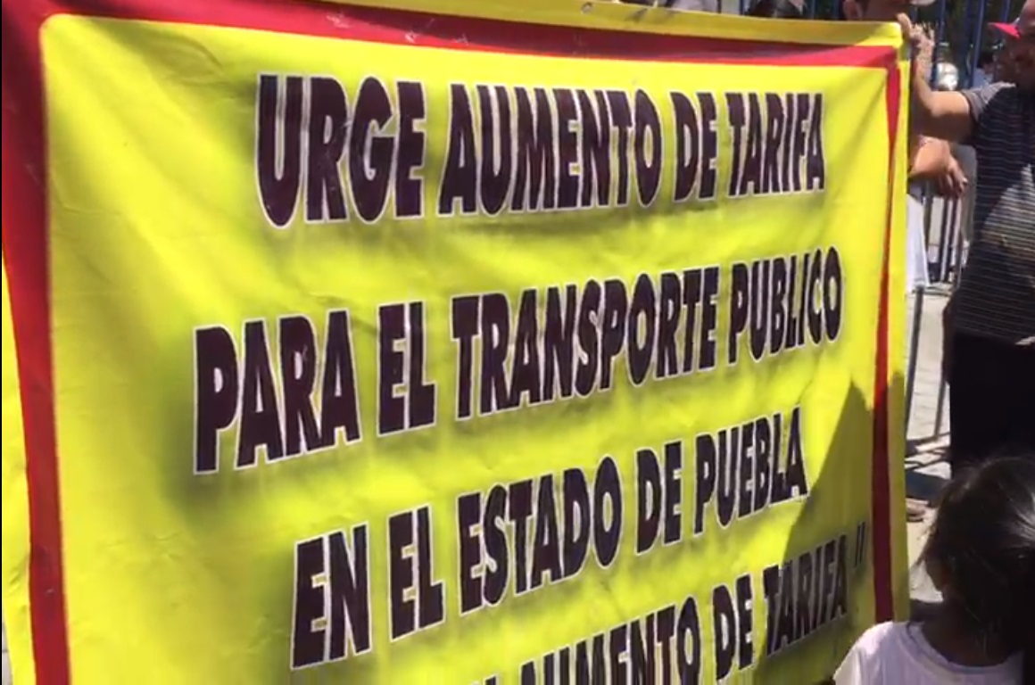 Transportistas reciben a AMLO en Atlixco, piden aumento a tarifa