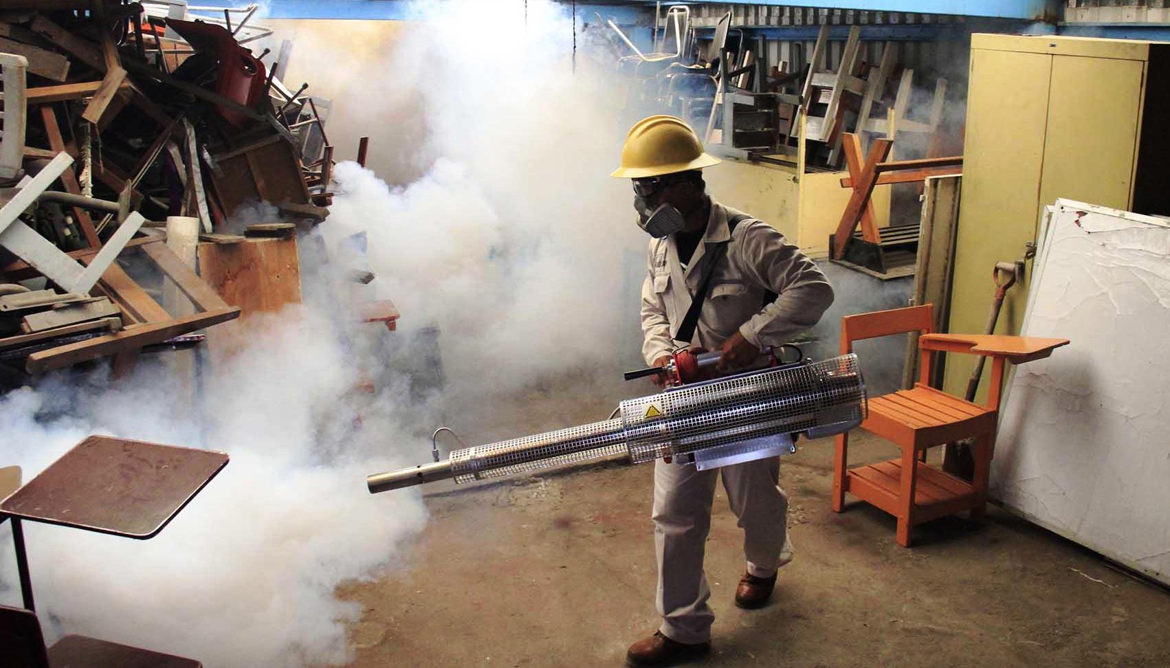 Fumigan escuelas por posibles casos de dengue en Tehuacán