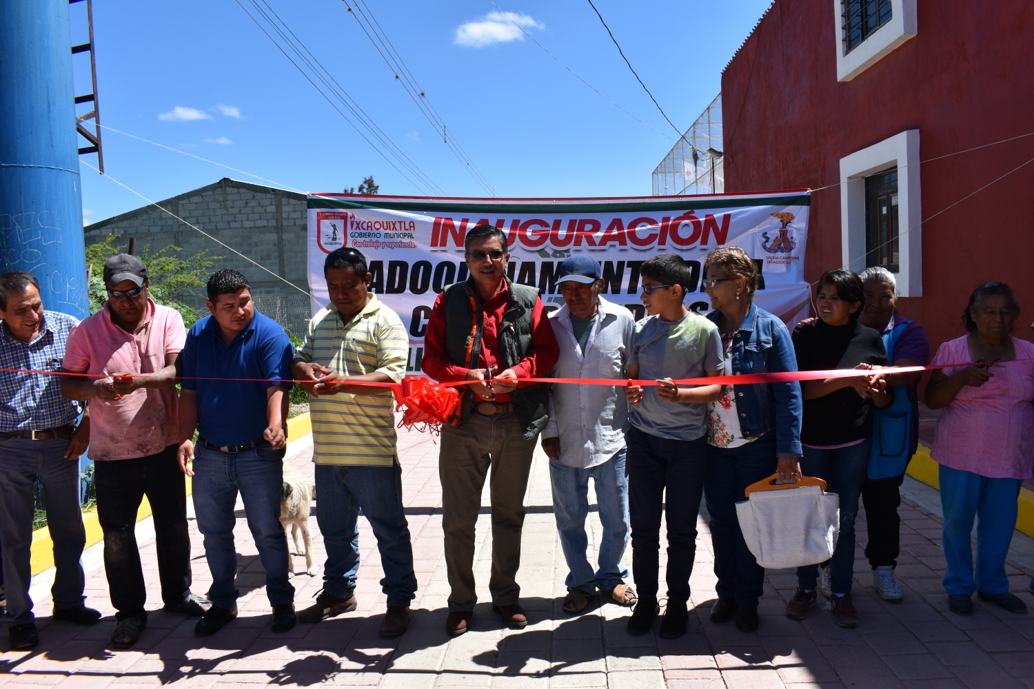 Inauguran en Ixcaquixtla adoquinado en Barrio del Once