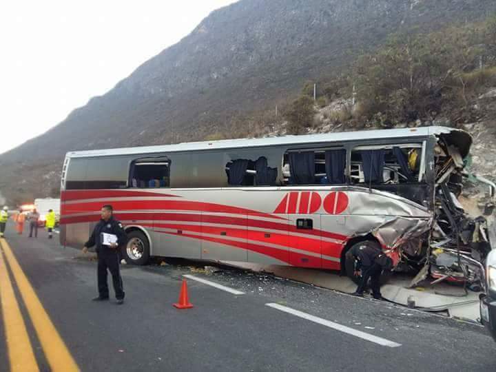 Choca autobús de ADO con camión de Bonafont hay un muerto y 27 heridos