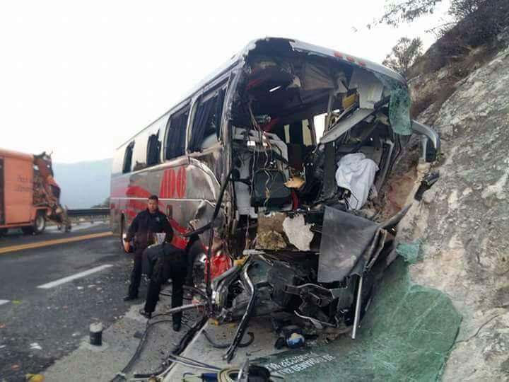 Choca autobús de ADO con camión de Bonafont hay un muerto y 27 heridos