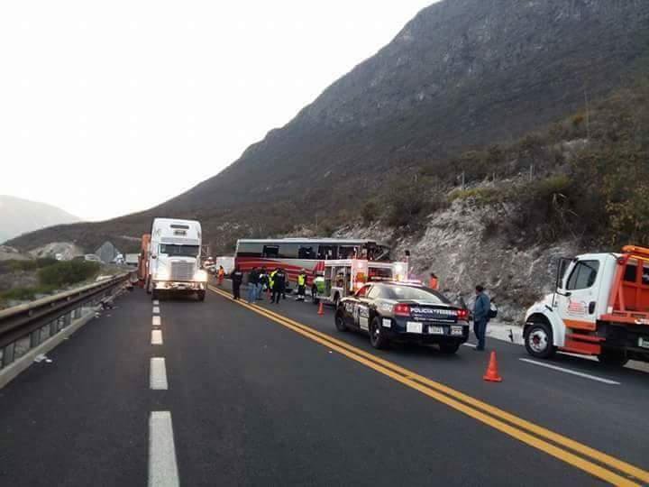 Choca autobús de ADO con camión de Bonafont hay un muerto y 27 heridos