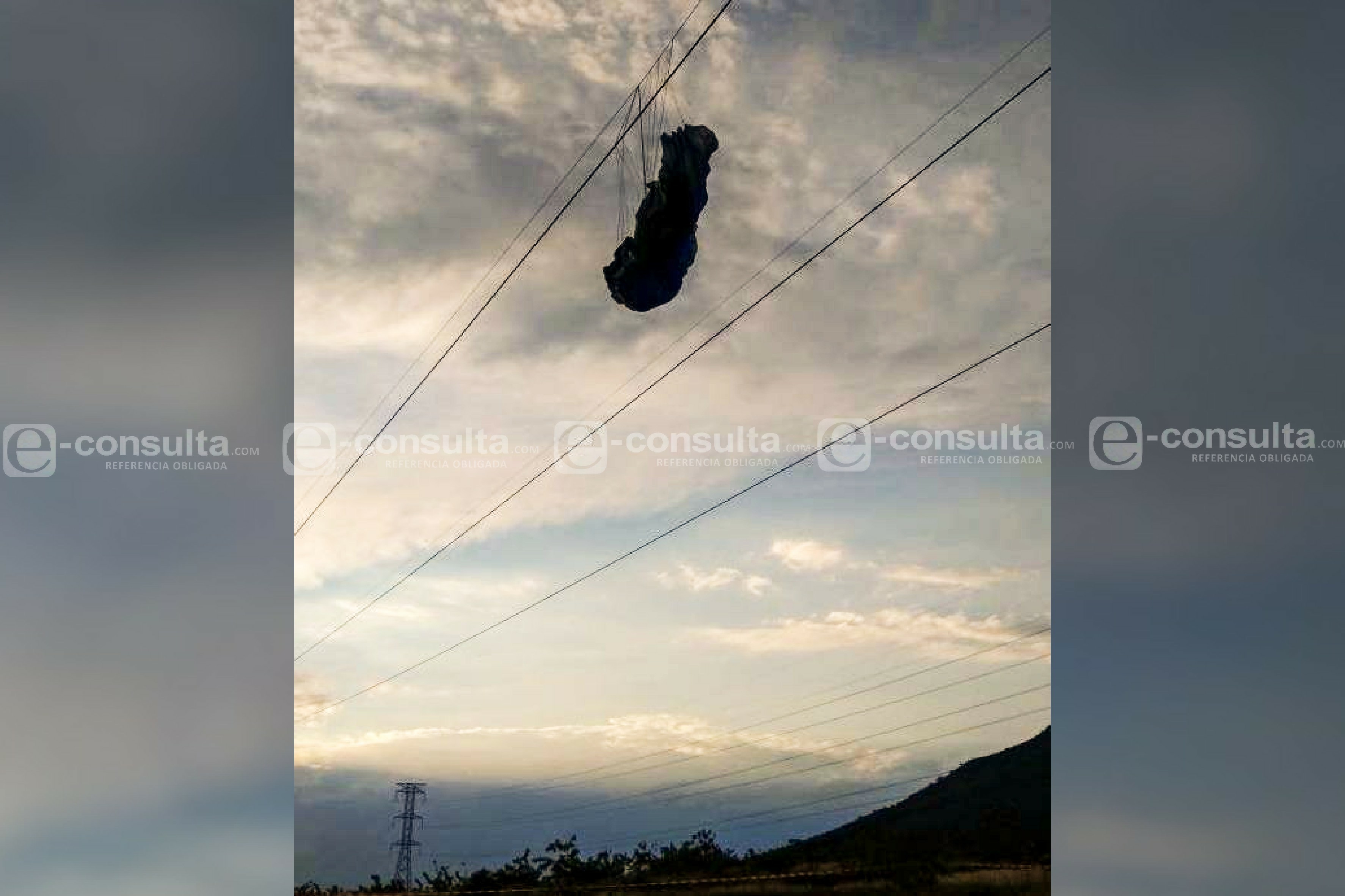 Paracaidista muere al quedar atorado en cables de alta tensión en Tepeaca
