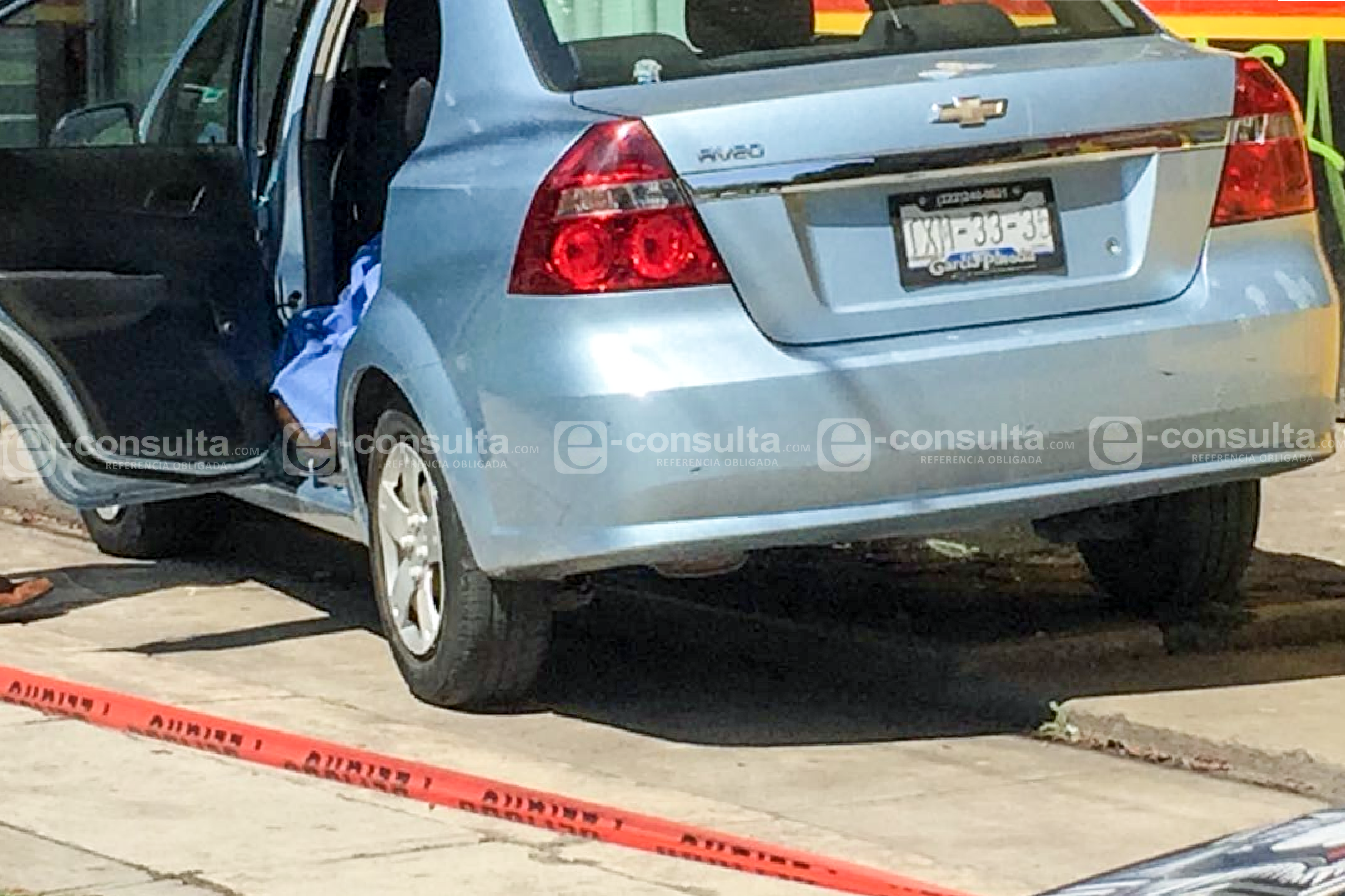 Hallan automóvil en colonia de Puebla con un muerto adentro