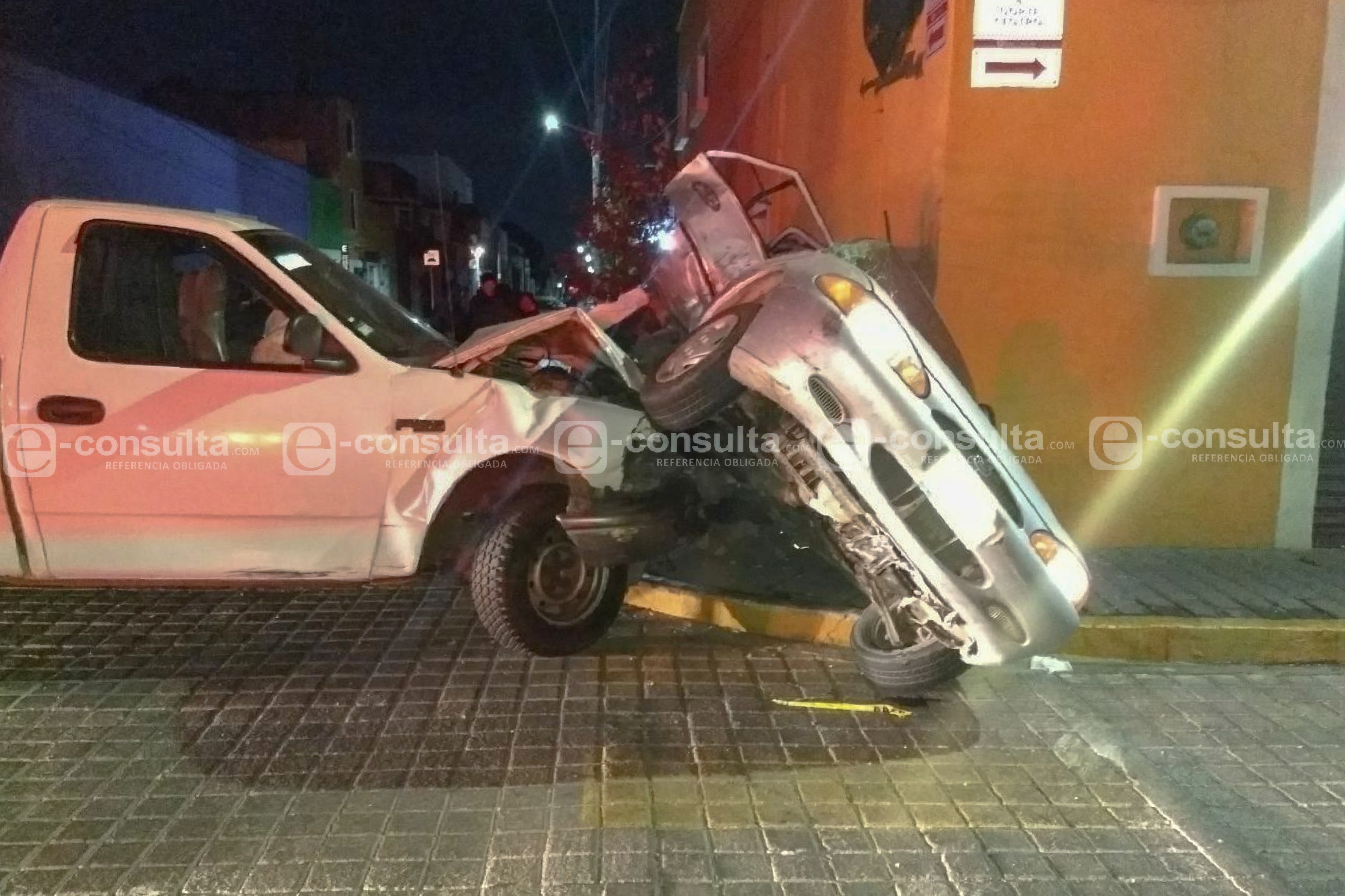 Conductor alcoholizado choca a vehículo familiar; 1 muerto