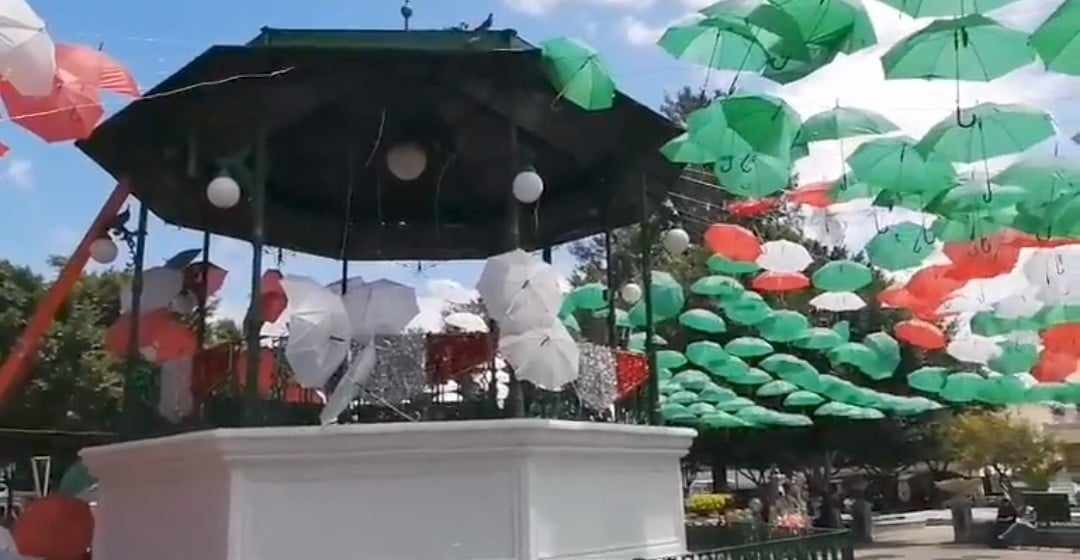 Retiran adornos patrios de Tehuacán, tras ser vandalizados