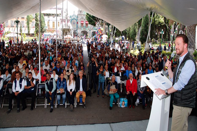 Luis Banck y esposa reconocen ejemplo de los adultos mayores  