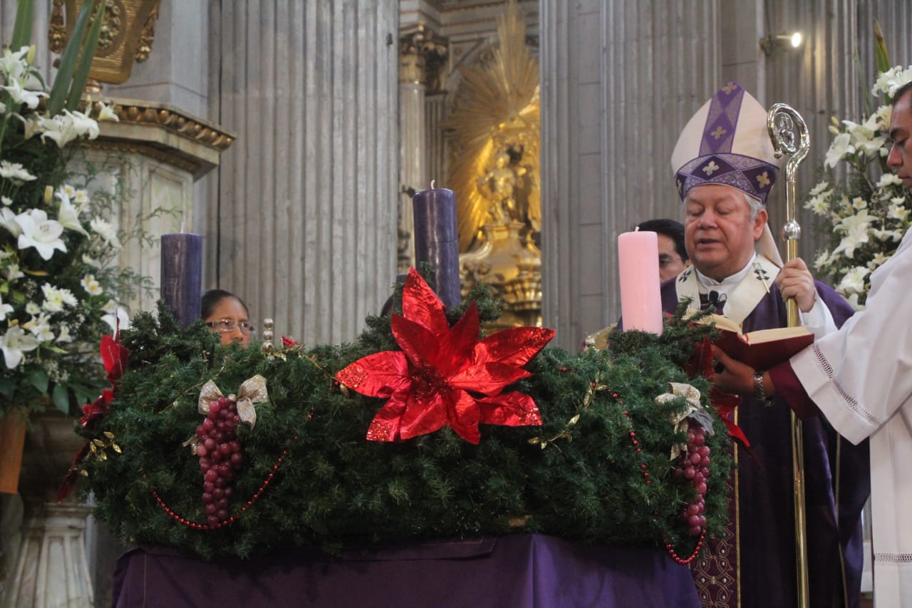 Encienden corona de adviento en la Catedral de Puebla