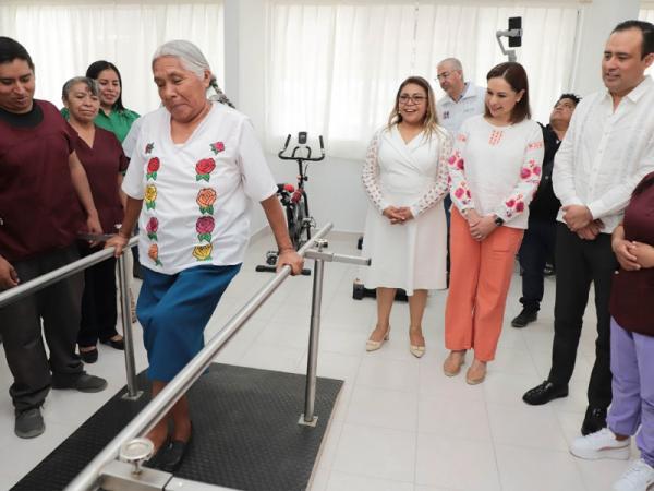 Entrega Gaby Bonilla equipamiento para Unidad de Rehabilitación en la Mixteca
