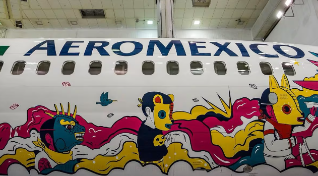 Una publivora hablando de la campaña de Aeroméxico