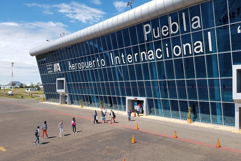 Retornan 133 migrantes mexicanos a través del Aeropuerto de Puebla