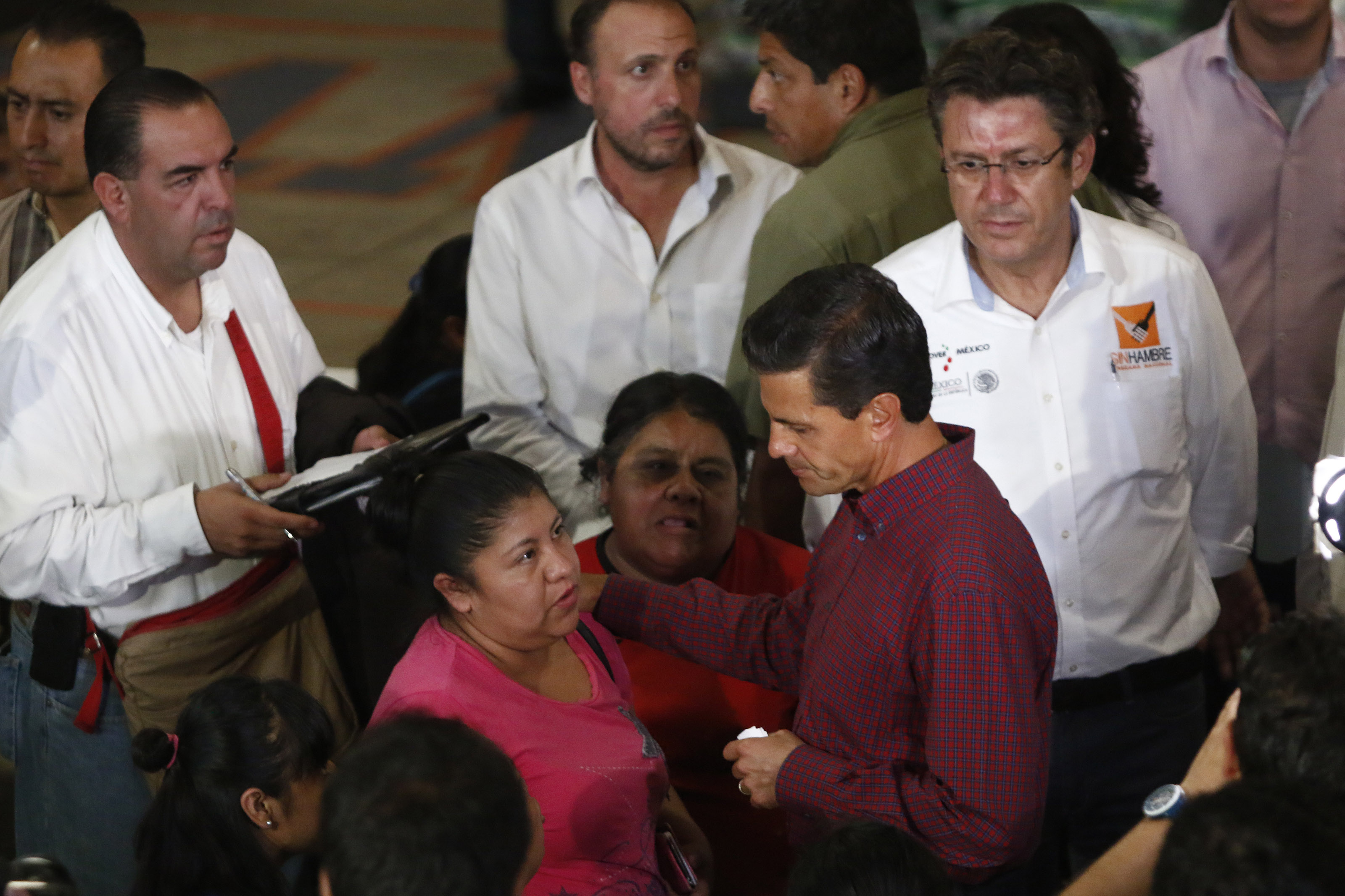 EPN visita Huauchinango y pide a damnificados no volver a sus casas