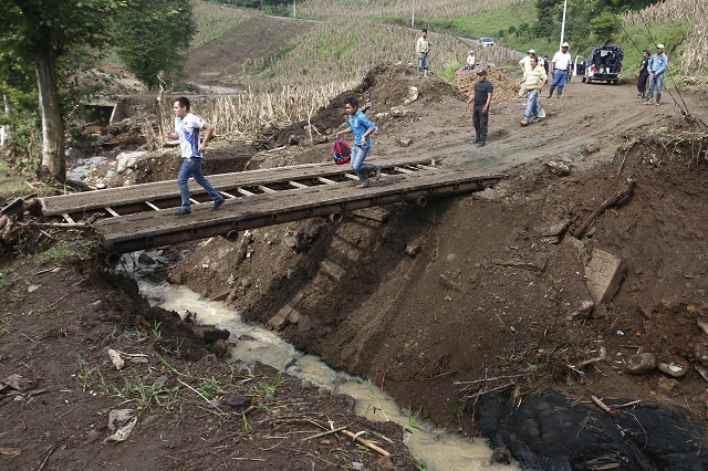 Confirman ayuntamientos 46 muertos por deslaves en Sierra Norte de Puebla