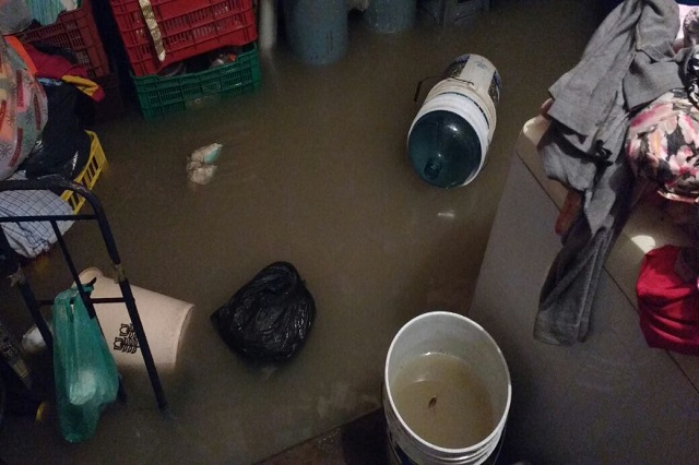 Inundación de aguas negras afecta casas en Tehuacán