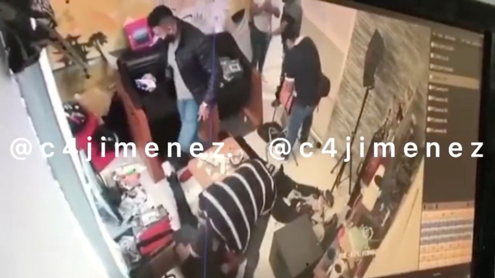 VIDEO Captan a agentes de la FGR robando cargamento de cocaína