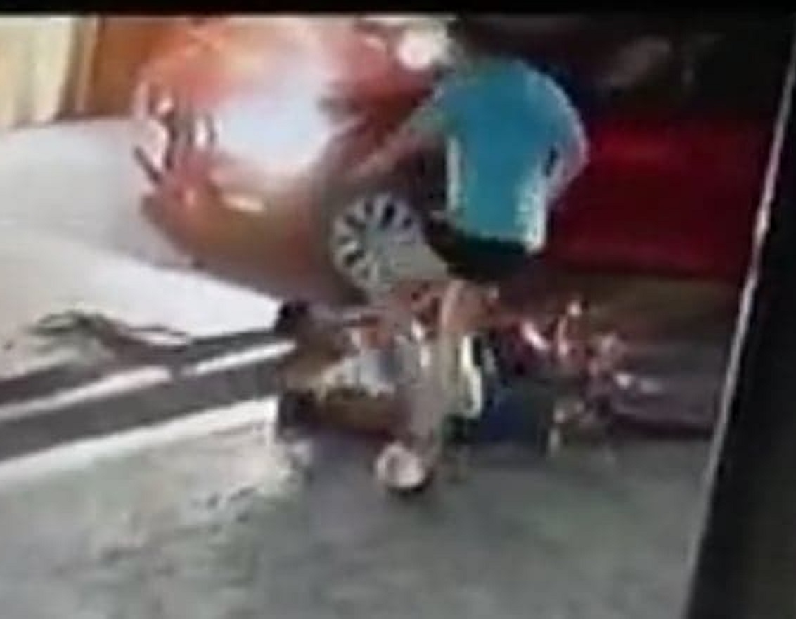 VIDEO Conductor da brutal golpiza a ciclista en Tehuacán