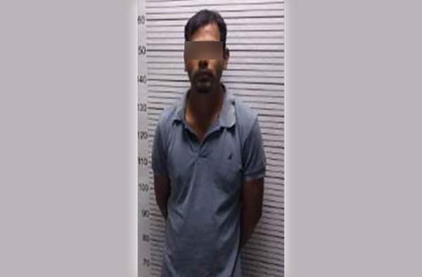 Lo detienen por golpear a su pareja en vía pública