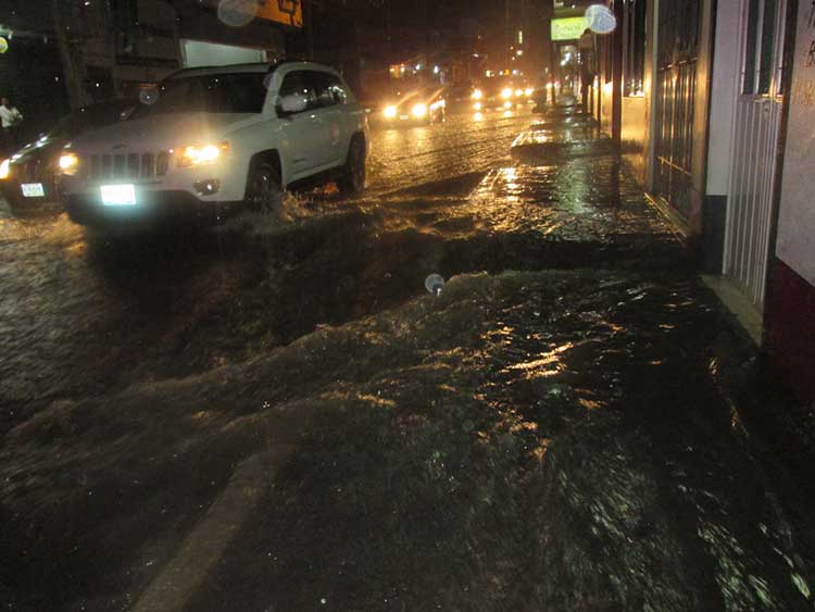 Vecinos de Huauchinango exigen pago por daños de inundaciones