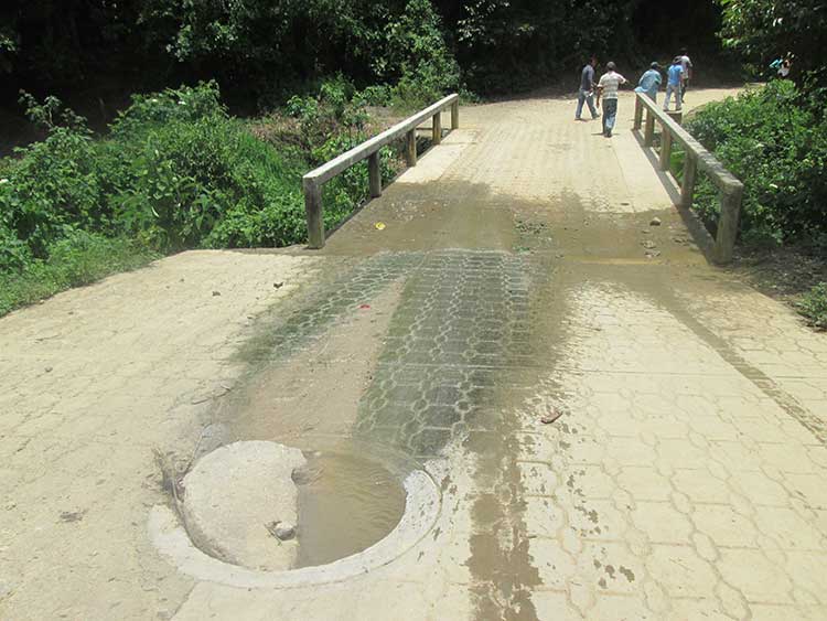 Aguas negras contaminan la presa Nexapa en la sierra de Puebla