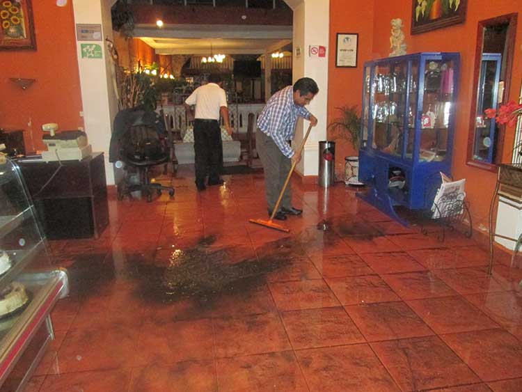 Se inundan comercios de Huauchinango por fuertes lluvias